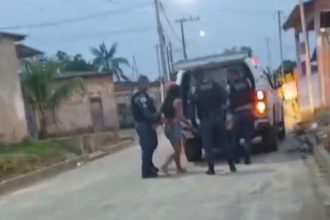 Momento em que suspeita de matar homem a facadas é presa em Manicoré (Foto: Reprodução/WhatsApp)