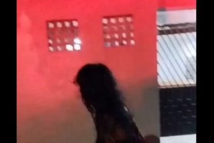 A mulher, de 30 anos, foi resgatada por policiais da 18ª Cicom (Companhia Interativa Comunitária) (Foto: WhatsApp/Reprodução)