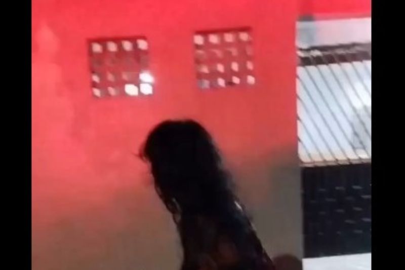 A mulher, de 30 anos, foi resgatada por policiais da 18ª Cicom (Companhia Interativa Comunitária) (Foto: WhatsApp/Reprodução)