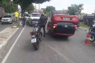 Acidente aconteceu na Avenida Rodrigo Otávio na zona sul da capital amazonense (Foto: WhatsApp/Reprodução)