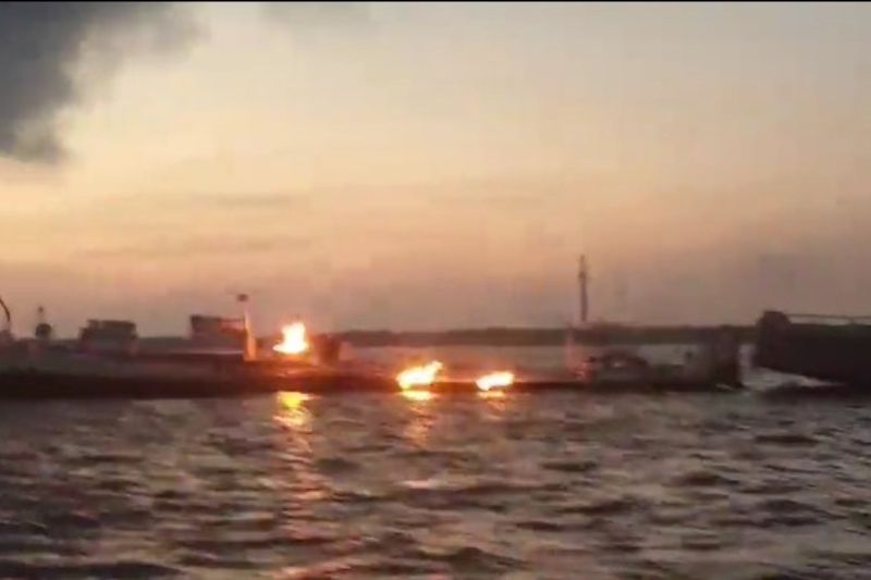 Incêndio ocorreu quando piratas transferiam combustível da balsa para outra embarcação (Imagem: WhatsApp/Reprodução)
