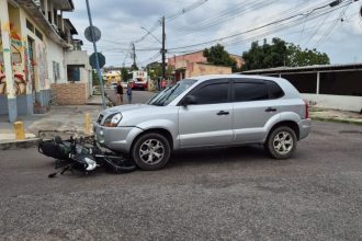 Com o impacto, a motocicleta ficou presa sob a estrutura do veículo (Foto: WhatsApp/Reprodução)