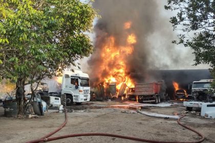O Corpo de bombeiros foi acionado para atender a ocorrência e combater o fogo (Foto: WhatsApp/Reprodução)