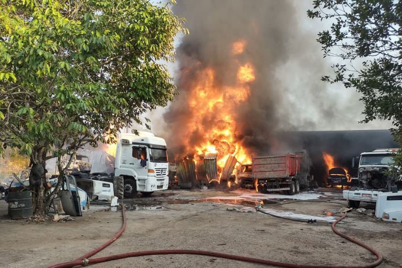 O Corpo de bombeiros foi acionado para atender a ocorrência e combater o fogo (Foto: WhatsApp/Reprodução)