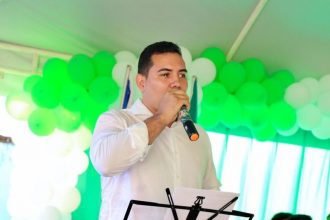 O prefeito de Boa Vista do Ramos, Jarlem de Almeida Trindade (PSD), foi picado por uma aranha-marrom, que é venenosa (Foto: Rede social/reprodução)