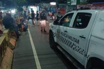 Com o impacto, os ocupantes das duas motos caíram (Foto: WhatsApp/Reprodução)