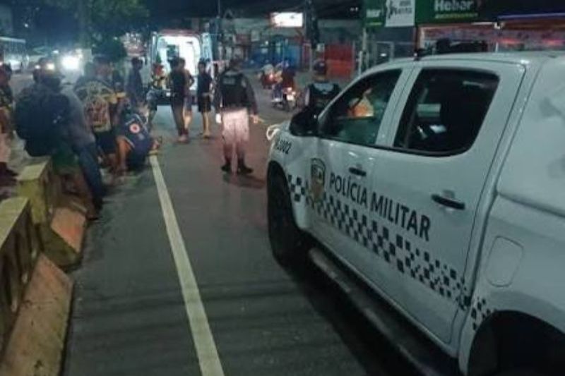 Com o impacto, os ocupantes das duas motos caíram (Foto: WhatsApp/Reprodução)