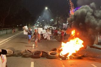 Os moradores protestaram com fogo em pneus e uso de fogos de artifício (Foto: WhatsApp/Reprodução)