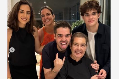 João Silva com a mãe, irmã, irmão e o pai, Faustão (Foto: @joaosilva/Instagram)