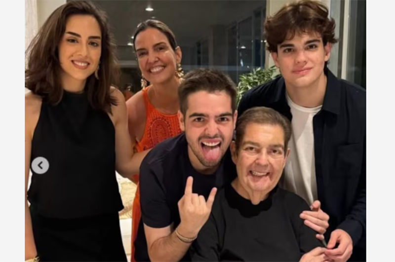 João Silva com a mãe, irmã, irmão e o pai, Faustão (Foto: @joaosilva/Instagram)