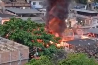 Incêndio causado por bombas lançadas por drones em favela do Rio (Imagem: CNN/YouTube/Reprodução)