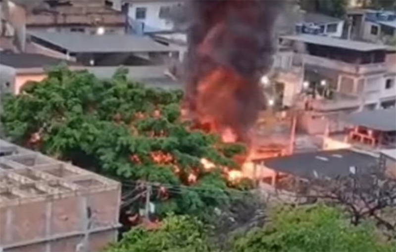 Incêndio causado por bombas lançadas por drones em favela do Rio (Imagem: CNN/YouTube/Reprodução)
