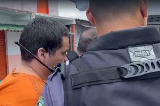 Paulo Henrique no momento da prisão por homicídio da própria esposa (Imagem: PC-AM/Reprodução)
