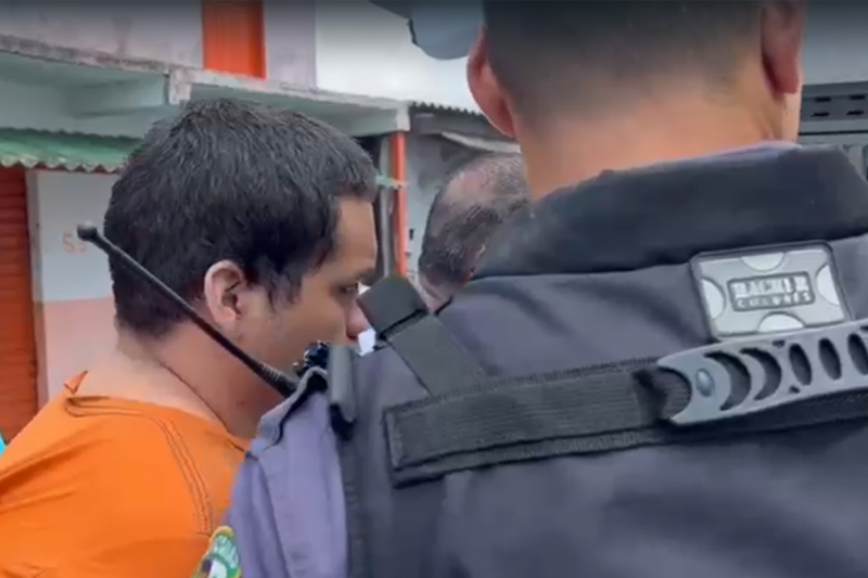 Paulo Henrique no momento da prisão por homicídio da própria esposa (Imagem: PC-AM/Reprodução)