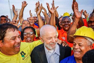 Presidente Lula com admiradores: aviso aos adversários para eleições 2026 (Foto: Ricardo Stuckert/PR)