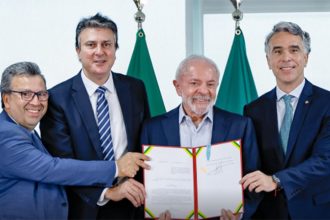 Presidente Lula com ministros sanciona lei do Sistema Nacional de Educação (Foto: Ricardo Stuckert/PR)