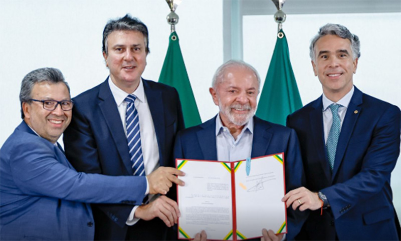 Presidente Lula com ministros sanciona lei do Sistema Nacional de Educação (Foto: Ricardo Stuckert/PR)