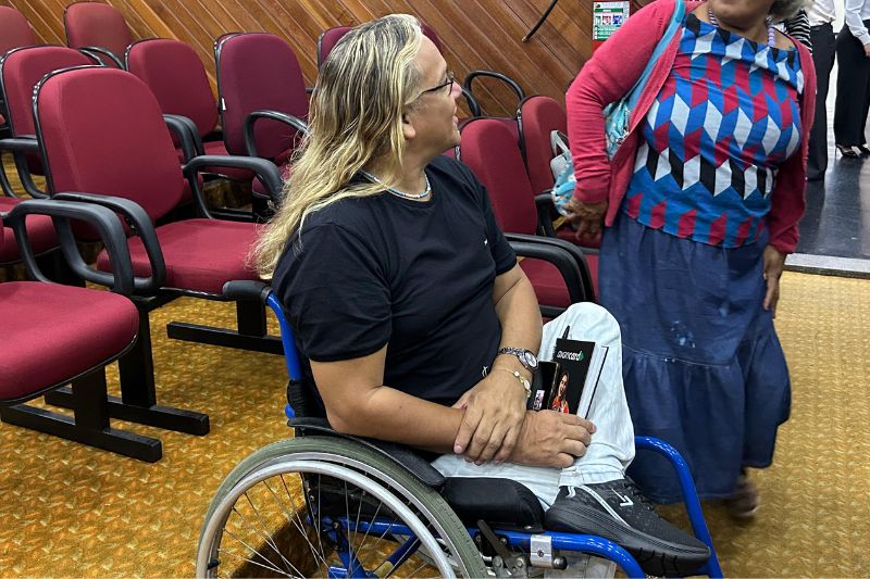 Magno Sancho: calçadas irregulares dificultam a vida de cadeirantes em Manaus (Foto: AM ATUAL)