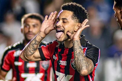 Matheuzinho fez, de pênalti, o gol do Vitória sobre o Santos (Foto: Victor Ferreira/ECV)