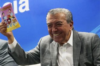 Mauricio de Sousa com exemplar de A Turma da Mônica: personagens inesquecíveis dos quadrinhos (Foto: Antonio Cruz/ABr)