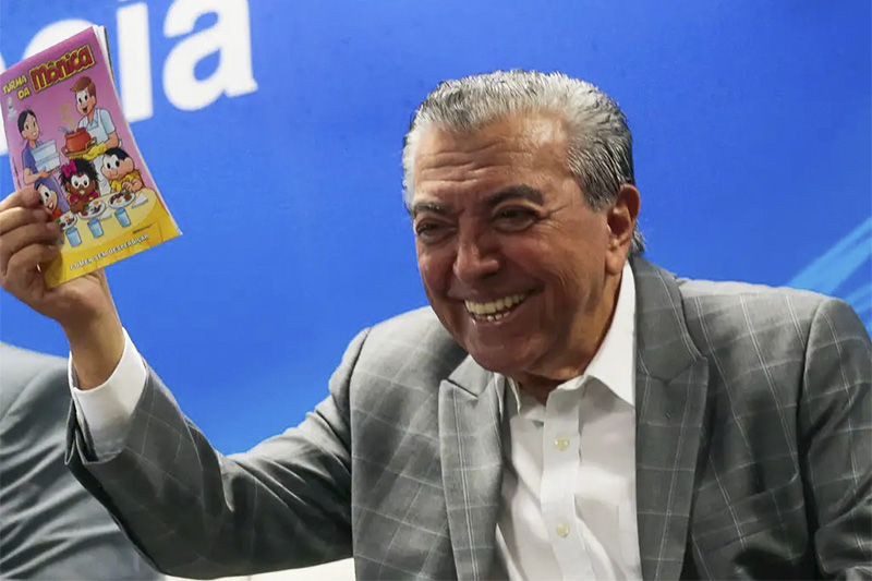 Mauricio de Sousa com exemplar de A Turma da Mônica: personagens inesquecíveis dos quadrinhos (Foto: Antonio Cruz/ABr)