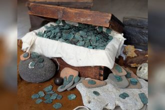 Moedas encontradas no fundo do mar