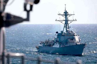 Destróier norte-americano USS Gravely em Trinidad e Tobago: Venezuela em alerta (Imagem: YouTube/Reprodução)