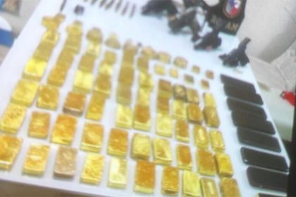Ouro apreendido na operação estava em casa na zona centro-sul de Manaus (Foto: PM-AM/Divulgação)
