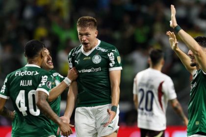 Bruno Fuchs comemora gol com os companheiros no triunfo do Palmeiras contra a LDU (Foto: Cesar Greco/Palmeiras/by Canon)