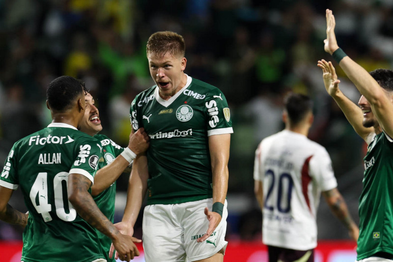 Bruno Fuchs comemora gol com os companheiros no triunfo do Palmeiras contra a LDU (Foto: Cesar Greco/Palmeiras/by Canon)