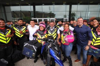 Governador Wilson Lima com motofretistas: kits de segurança (Foto: Diego Peres/Secom Gov. AM)