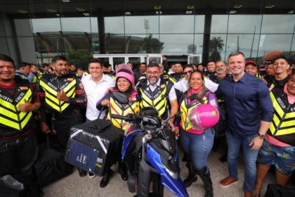 Governador Wilson Lima com motofretistas: kits de segurança (Foto: Diego Peres/Secom Gov. AM)
