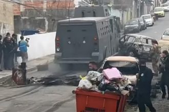 Polícia Militar usou veículos blindados para destruir barricadas em favela (Imagem: TV Globo/Reprodução/YouTube)