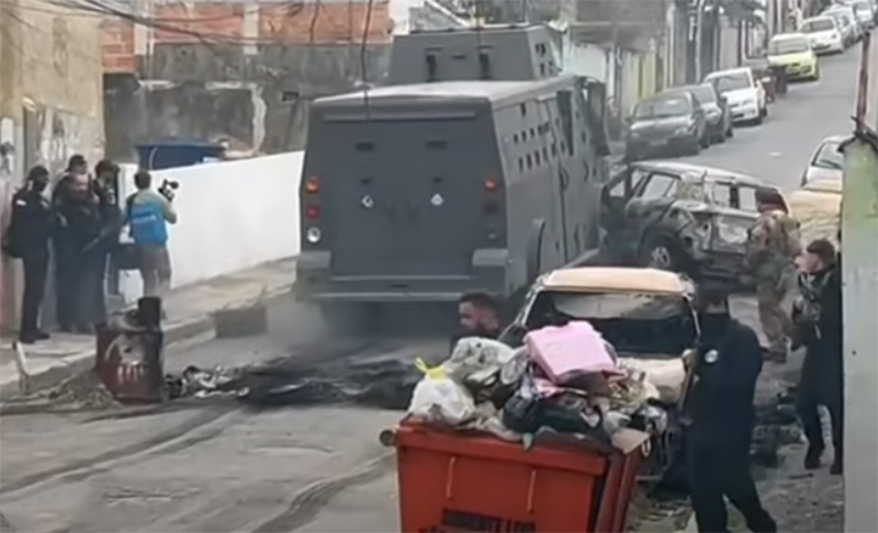 Polícia Militar usou veículos blindados para destruir barricadas em favela (Imagem: TV Globo/Reprodução/YouTube)
