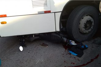 Motocicleta ficou embaixo da roda do ônibus (Foto: WhatsApp/Divulgação)