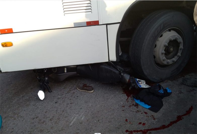 Motocicleta ficou embaixo da roda do ônibus (Foto: WhatsApp/Divulgação)