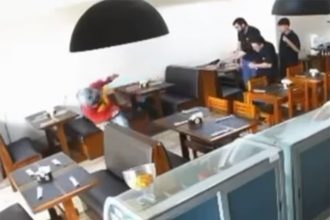 Momento em que policial reage e fere assaltante foi registrado por câmera de monitoramento (Imagem: Reprodução/Câmera de monitoramento)