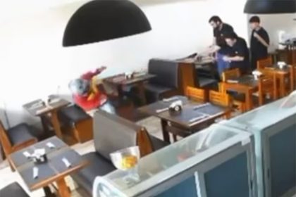 Momento em que policial reage e fere assaltante foi registrado por câmera de monitoramento (Imagem: Reprodução/Câmera de monitoramento)