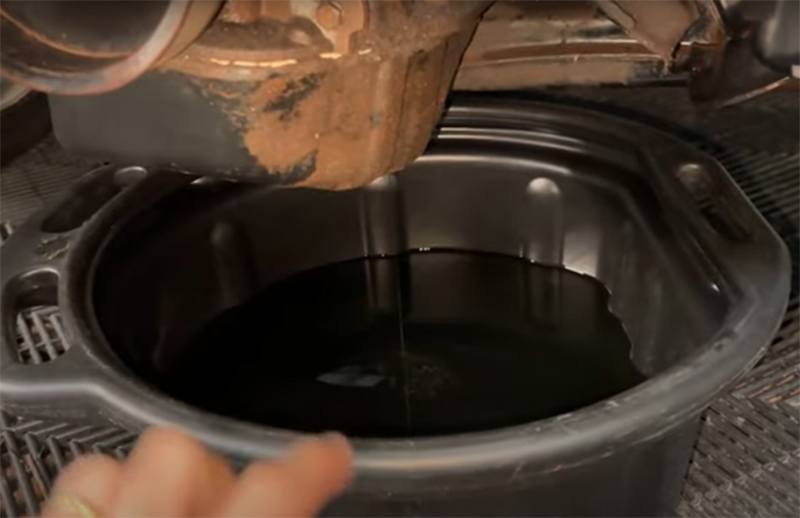 Serviço de troca de óleo automotivo é um dos que precisam de licença ambiental (Imagem: Car Up/YouTube/Reprodução)