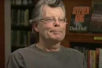Escritor Stephen King elogiou primeiro capítulo de série de terro (Imagem: YouTube/Reprodução)