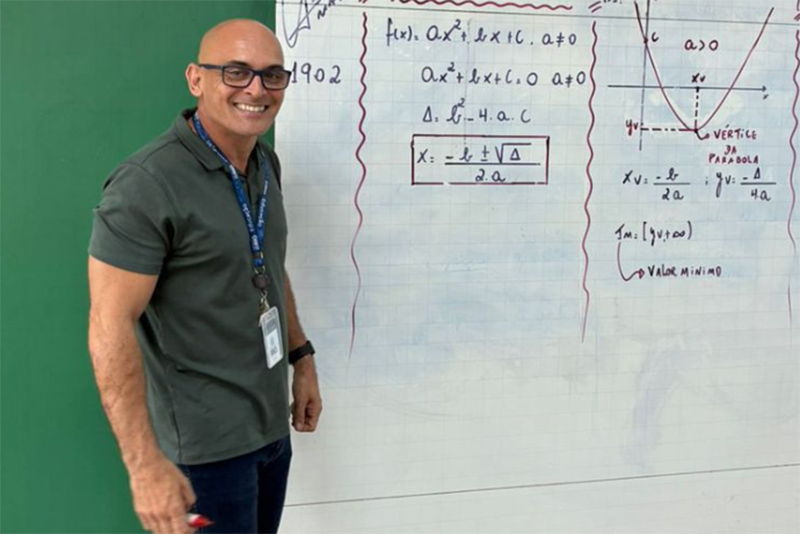 Marcos Nunes usa música para fazer alunos prestarem atenção ao ensino da matemática (Foto: Marcos Nunes/Acervo pessoal)