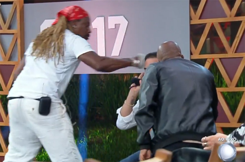 Creo Kellab dá soco em Fabiano Moraes ao vivo em ‘A Fazenda 17’ (Imagem: TV Record/Reprodução)