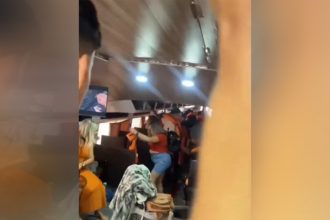 Momento em que passageiros pedem colete salva-vidas na lancha invadia por água (Imagem: WhatsApp/Reprodução)