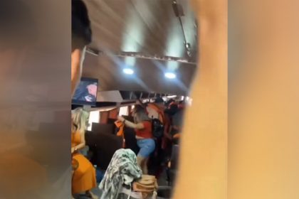Momento em que passageiros pedem colete salva-vidas na lancha invadia por água (Imagem: WhatsApp/Reprodução)