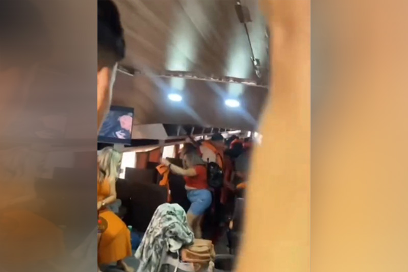 Momento em que passageiros pedem colete salva-vidas na lancha invadia por água (Imagem: WhatsApp/Reprodução)