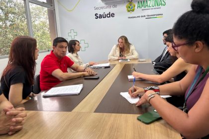 Deputados Sidney Leite e Amom Mandel com a secretária de Saúde Nayara Maksoud: reunião sobre saúde pública (Foto: Divulgação)