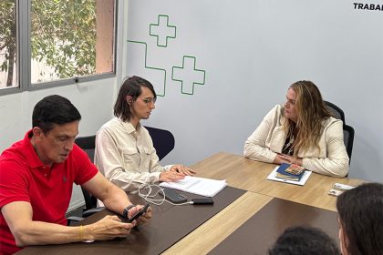 Deputados Sidney Leite, Amom Mandel e a secretária de Saúde Nayara Maksoud: cobrança sobre recursos federais para a saúde no Amazonas (Foto: Divulgação)