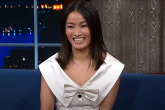 Anna Sawai será Yoko Ono em, cinebiografia dos Beatles (Imagem: YouTube/Reprodução)