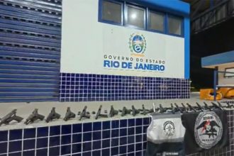 Pistolas estavam escondidas em almofadas dentro de caixas em ônibus (Foto: PC-RJ/Divulgação)