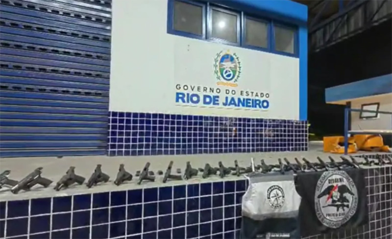 Pistolas estavam escondidas em almofadas dentro de caixas em ônibus (Foto: PC-RJ/Divulgação)
